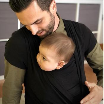 imagen de un padre mirando tiernamente al bebe mientras le portea en la camiseta piel piel quokkababy